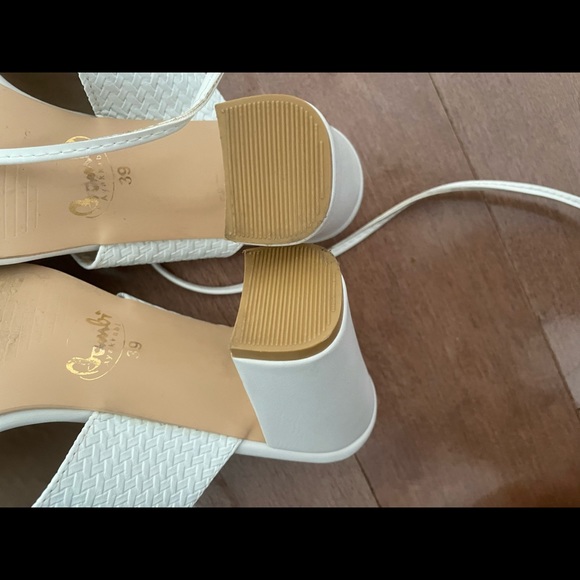 White women shoes with small hill size 39 fits US 7.5 - Picture 2 of 2